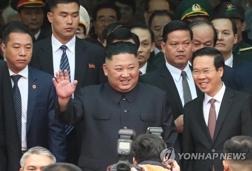 Trưởng ban Tuyên giáo Trung ương Võ Văn Thưởng (bên phải) đón Nhà lãnh đạo Triều Tiên Kim Jong-un.